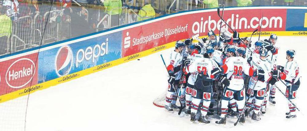 Reife Jubeltrauben. Die Eisbären und ihre knapp 500 mitgereisten Fans feiern in Düsseldorf einen Sieg der Erfahrung. Foto: dpa