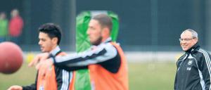 Gib mir die Kugel. Felix Magath quält nun die Wolfsburger Profis mit seinem Lieblingsspielzeug.