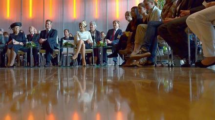 Eine Königin nimmt sich Zeit: Um länger mit Jugendlichen in der Niederländischen Botschaft sprechen zu können, ignoriert Beatrix das auf die Minute geplante Besuchsprogramm - zumindest für eine halbe Stunde.