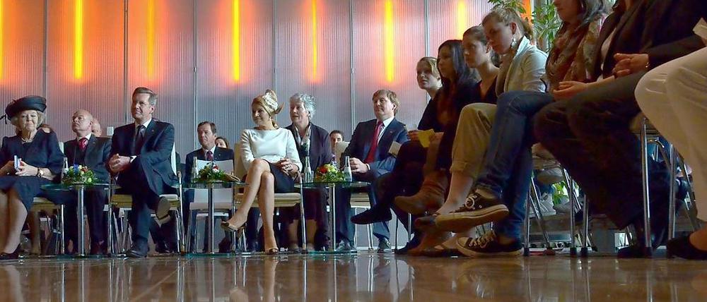 Eine Königin nimmt sich Zeit: Um länger mit Jugendlichen in der Niederländischen Botschaft sprechen zu können, ignoriert Beatrix das auf die Minute geplante Besuchsprogramm - zumindest für eine halbe Stunde.