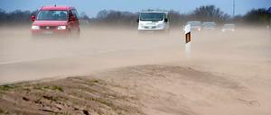 Wieder hat stürmischer Wind wie hier auf der B105 zwischen Stralsund und Greifswald Sand von Äckern auf die Straße geweht.