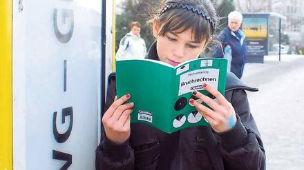 Anreise nach Stundenplan. Kinder, die keinen Platz auf einer weiterführenden Schule im Wohnbezirk erhalten haben, müssen sich auf lange Wege einstellen – wie die 35 Neuköllner Schüler, die demnächst nach Spandau pendeln sollen.