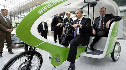 Im Wahlkampf setzt Wowereit (im Bild mit Wirtschaftssenator Harald Wolf) inzwischen auch vermehrt auf wirtschaftliche Themen wie zum Beispiel Elektromobilität. 