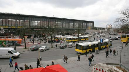 Bushaltestellen und parkende Autos: Das soll es auf dem Hardenbergplatz in Zukunft nicht mehr geben.