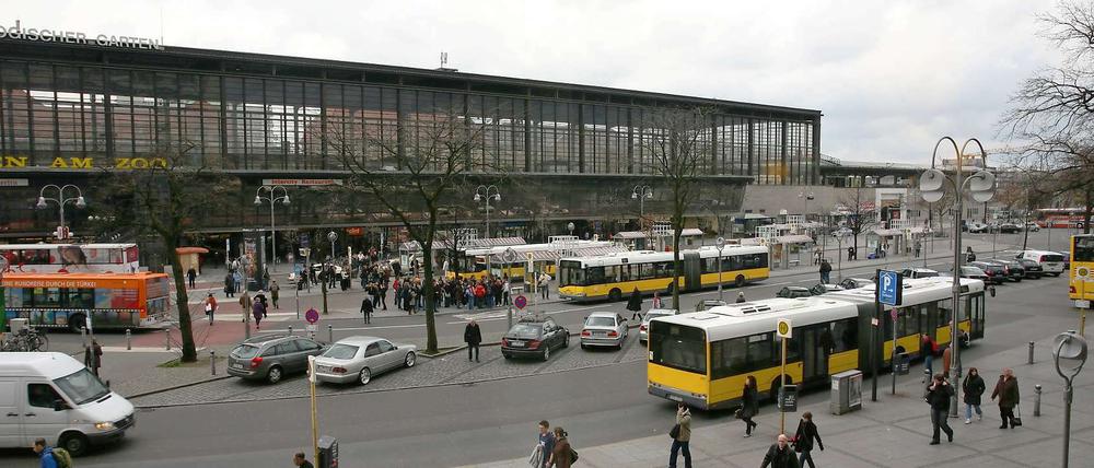 Bushaltestellen und parkende Autos: Das soll es auf dem Hardenbergplatz in Zukunft nicht mehr geben.