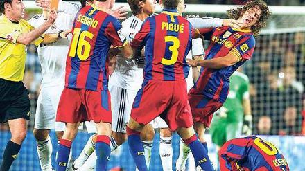 Finale Prügelei. Beim letzten "Clasico" trat Reals Sergio Ramos (Mitte) erst Lionel Messi (rechts am Boden) um, sah dafür Rot und ging dann auch noch Barcas Kapitän Carles Puyol an die Gurgel.
