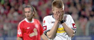 Der Gladbacher Marco Reus kann das Spiel seiner Mannschaft phasenweise nicht mehr mit ansehen.