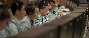 Techniker arbeiten im Pekinger Raumfahrtkontrollzentrum (BACC) in Peking. Aufnahme von 2019. 