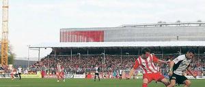 Spielerstreik im Legoland. Union (im roten Trikot: Benyamina) benahm sich wie ein anständiger Gast – zurückhaltend. Foto: dpa