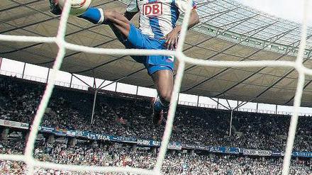 Auf dem Sprung. Herthas Adrian Ramos erzielt artistisch das 4:0, seinen zweiten Treffer des Tages. Foto: Harald Ottke