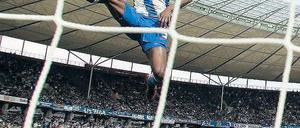 Auf dem Sprung. Herthas Adrian Ramos erzielt artistisch das 4:0, seinen zweiten Treffer des Tages. Foto: Harald Ottke