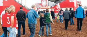 Drei-Spiele-Heimat. Über zerkleinerte Baumrinde schreiten Düsseldorfs Fans zu den improvisierten Tribünen. Im Hintergrund ist das eigentliche Stadion zu erkennen. Foto: dpa