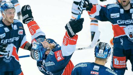 Und den Schläger zum Himmel. Eisbär Stefan Ustorf ruft sich nach seinem Treffer zum 4:2 zum Sieger des ersten Finales aus. Foto: dpa
