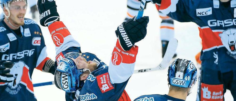 Und den Schläger zum Himmel. Eisbär Stefan Ustorf ruft sich nach seinem Treffer zum 4:2 zum Sieger des ersten Finales aus. Foto: dpa