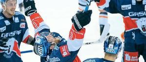 Und den Schläger zum Himmel. Eisbär Stefan Ustorf ruft sich nach seinem Treffer zum 4:2 zum Sieger des ersten Finales aus. Foto: dpa