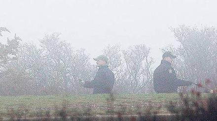 Auf der Suche. Angehörige der Nassau County Police kämpfen sich Meter für Meter durch die Büsche. Foto: rtr