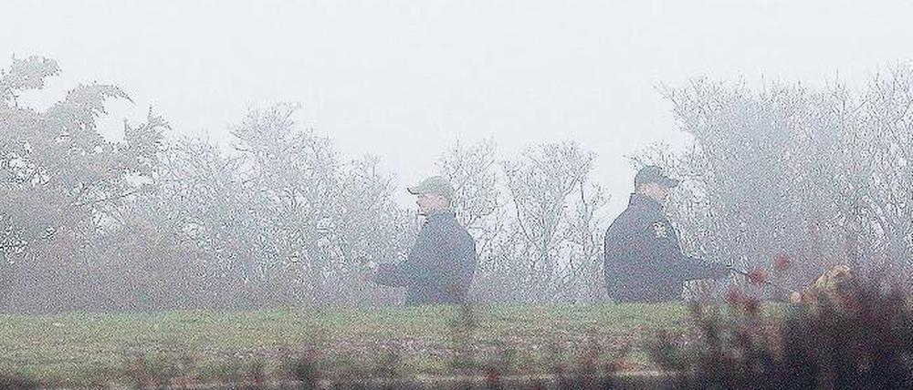 Auf der Suche. Angehörige der Nassau County Police kämpfen sich Meter für Meter durch die Büsche. Foto: rtr