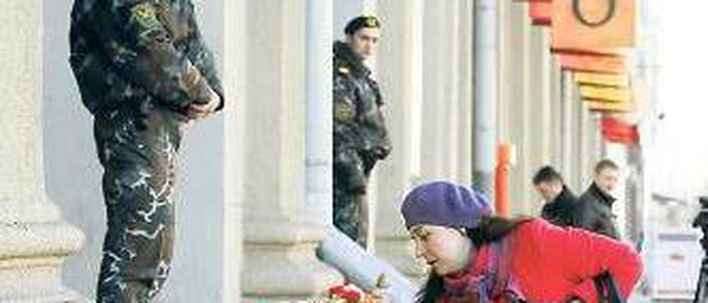 Trauer. Eine Frau legt an einem Eingang zur Minsker U-Bahn Blumen nieder. Foto: rtr