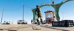 Patronenteppich. Aufständische am Stadtrand von Aschdabija bereiten ihre Munition für den Kampf vor. 