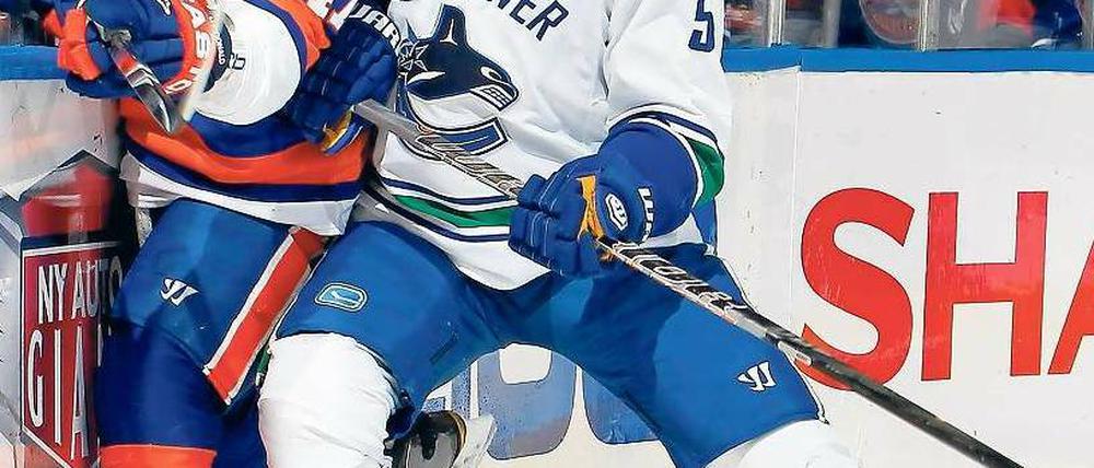 Christian Ehrhoff, 28, erzielte in der abgelaufenen Saison 14 Tore und gab 36 Vorlagen für die Vancouver Canucks. Der deutsche Nationalspieler (im Foto rechts) zählt zu den Leistungsträgern des kanadischen Teams. Vancouver ist Titelfavorit in der NHL. Foto: AFP