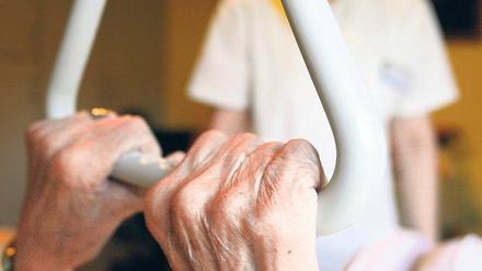Den Belastungen angemessen? Die Union will sich für höhere Vergütungen von Pflegekräften einsetzen. Und ihnen mehr Einsatz- und Aufstiegsmöglichkeiten zu geben, müsse die Ausbildung von Alten- und Krankenpflegern vereinheitlicht werden.Foto: Angelika Warmuth/dpa