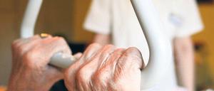 Den Belastungen angemessen? Die Union will sich für höhere Vergütungen von Pflegekräften einsetzen. Und ihnen mehr Einsatz- und Aufstiegsmöglichkeiten zu geben, müsse die Ausbildung von Alten- und Krankenpflegern vereinheitlicht werden.Foto: Angelika Warmuth/dpa