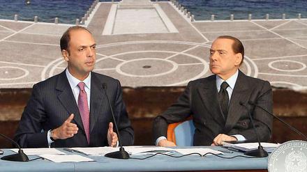 Wollte Ministerpräsident Berlusconi (r.) per Gesetz von der Strafverfolgung ausnehmen: Italiens Justizminister Alfano.