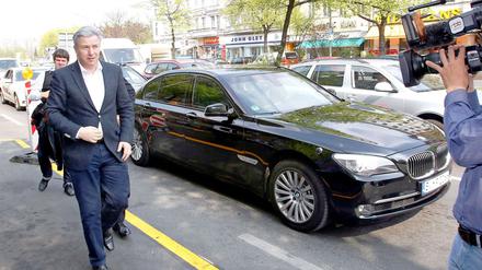 Sportwagen XXL. Wowereit steckt viel Kritik für seine Limousine ein. 