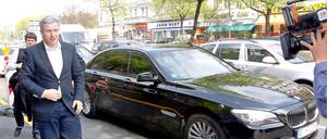 Sportwagen XXL. Wowereit steckt viel Kritik für seine Limousine ein. 