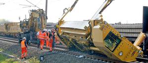 Umgestürzter Baukran auf der Bahnstrecke Berlin-Hannover.
