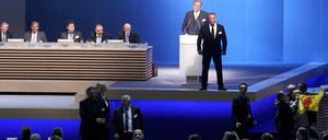 Schwerer Stand. Die Rede von Vorstandschef Jürgen Großmann in der Grugahalle wurde immer wieder gestört. Ein Personenschützer baute sich vor dem Rednerpult auf. 