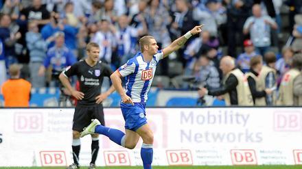 Pierre-Michel Lasogga erzielte bislang zwölf Tore für Hertha und hat sich als Stammspieler im Sturm gegen Rob Friend durchgesetzt.