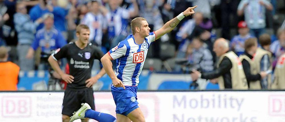 Pierre-Michel Lasogga erzielte bislang zwölf Tore für Hertha und hat sich als Stammspieler im Sturm gegen Rob Friend durchgesetzt.