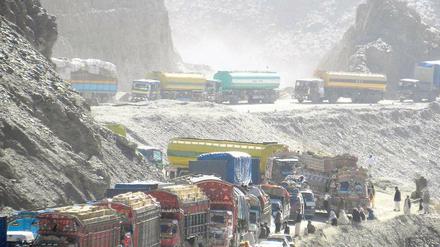 Am Kojak-Pass staut sich der Verkehr. Die Passstraße unweit der Grenze zu Afghanistan ist die einzige Verbindung zwischen den pakistanischen Städten Chaman und Quetta.