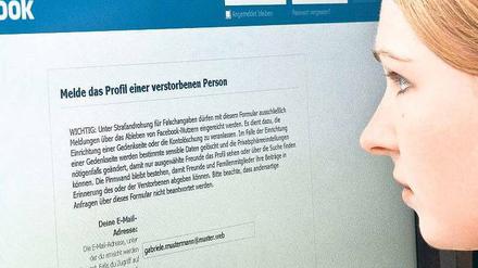 In memoriam: Für manche Angehörige und Freunde ist es ein Trost, wenn sie das Profil des Nutzers nach seinem Tod weiter ansehen können. Foto: dpa