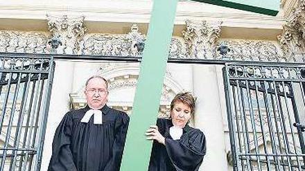 Kreuzweg. Am Karfreitag zog zum zweiten Mal eine ökumenische Schweigeprozession durch Mitte, um an den Leidensweg Christi zu erinnern. Der Weg führte vom Berliner Dom über mehrere Zwischenstationen zur St.-Hedwigs-Kathedrale. Hunderte Schaulustige säumten die Strecke.