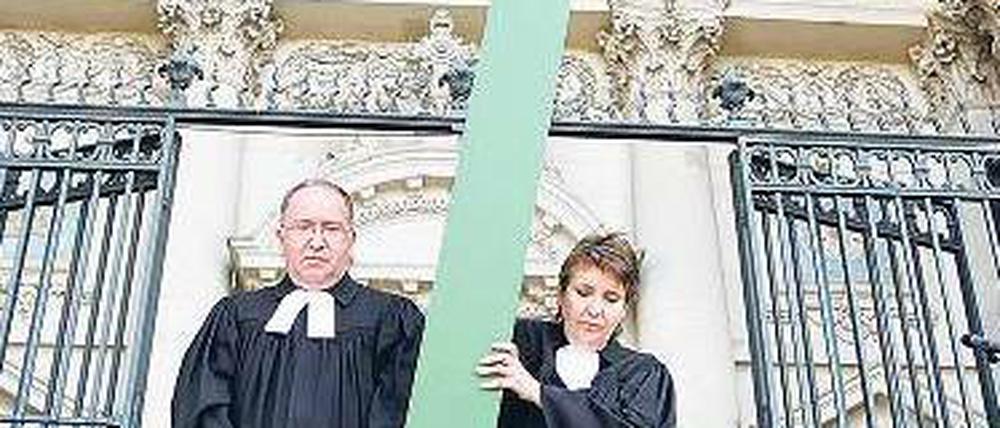 Kreuzweg. Am Karfreitag zog zum zweiten Mal eine ökumenische Schweigeprozession durch Mitte, um an den Leidensweg Christi zu erinnern. Der Weg führte vom Berliner Dom über mehrere Zwischenstationen zur St.-Hedwigs-Kathedrale. Hunderte Schaulustige säumten die Strecke.