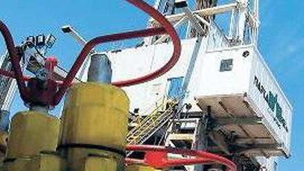 Energie aus der Tiefe. Um das Gas aus Tonschiefern an die Oberfläche zu holen, ist ein gehöriger Aufwand vonnöten (Grafik links). Doch angesichts steigender Preise werden weltweit solche Vorkommen erkundet, etwa in Polen (Bild rechts). Foto: Reuters