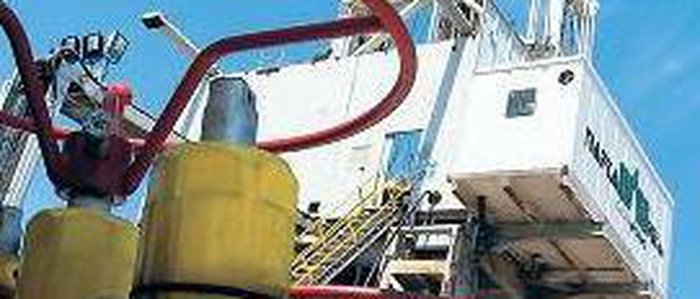 Energie aus der Tiefe. Um das Gas aus Tonschiefern an die Oberfläche zu holen, ist ein gehöriger Aufwand vonnöten (Grafik links). Doch angesichts steigender Preise werden weltweit solche Vorkommen erkundet, etwa in Polen (Bild rechts). Foto: Reuters