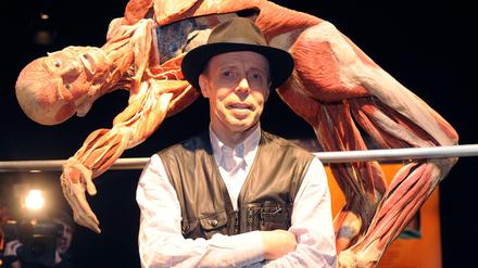 Es ist ein lang gehegter Traum von ihm: Der Leichen-Präparator Gunther von Hagens plant ein "Körperwelten"-Museum in Berlin. Dies teilte er im Februar 2014 mit. Schnell begann ein Rechtsstreit: Der Bezirk Mitte nämlich will verhindern, dass plastinierte Leichen öffentlich zur Schau gestellt werden.