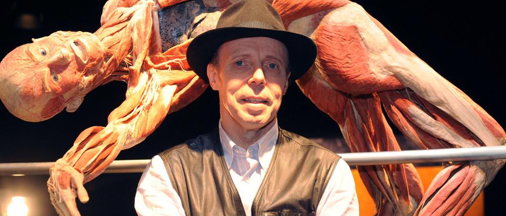 Es ist ein lang gehegter Traum von ihm: Der Leichen-Präparator Gunther von Hagens plant ein "Körperwelten"-Museum in Berlin. Dies teilte er im Februar 2014 mit. Schnell begann ein Rechtsstreit: Der Bezirk Mitte nämlich will verhindern, dass plastinierte Leichen öffentlich zur Schau gestellt werden.