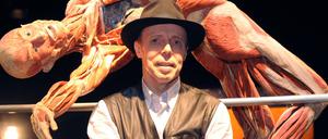 Es ist ein lang gehegter Traum von ihm: Der Leichen-Präparator Gunther von Hagens plant ein "Körperwelten"-Museum in Berlin. Dies teilte er im Februar 2014 mit. Schnell begann ein Rechtsstreit: Der Bezirk Mitte nämlich will verhindern, dass plastinierte Leichen öffentlich zur Schau gestellt werden.