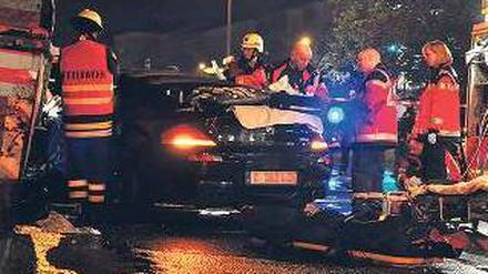 Zur Hilfe. Die BMW-Fahrerin hat einen Unfall, die Feuerwehr kann schließlich doch retten: der Einsatz in Kreuzberg.