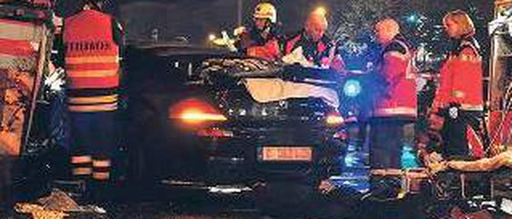 Zur Hilfe. Die BMW-Fahrerin hat einen Unfall, die Feuerwehr kann schließlich doch retten: der Einsatz in Kreuzberg.