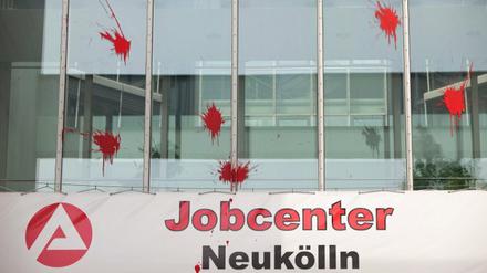 Farbbomben am Jobcenter Neukölln.