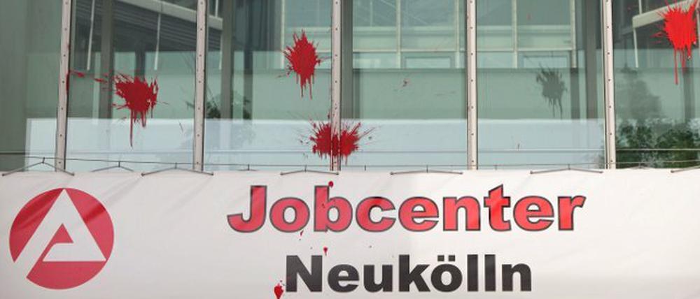 Farbbomben am Jobcenter Neukölln.