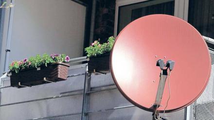 Nur pink genügt nicht. Satellitenschüsseln müssen von April 2012 an digitale Signale empfangen können. Foto: dpa