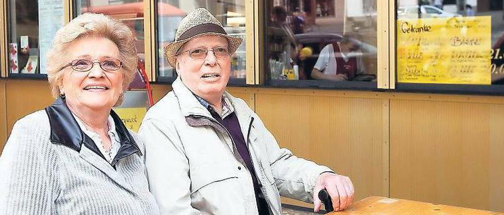 Die Chefin bittet zu Tisch. Waltraud Ziervogel, Inhaberin der Imbissbude, und ihr Ehemann Kurt.