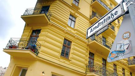 Früher gehörte ihr Haus einer "alten Dame" aus Charlottenburg. Heute kommt der Eigentümer aus dem reichen Baden-Baden. Die drei Mieter sind besorgt angesichts der "Vertreibung" der alten Mieter.