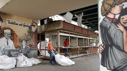 Zunächst musste sie aber weichen: Berlins wohl bekannteste Currywurst-Bude, Konnopke's Imbiss in der Schönhauser Allee, wurde im Herbst 2010 abgerissen.